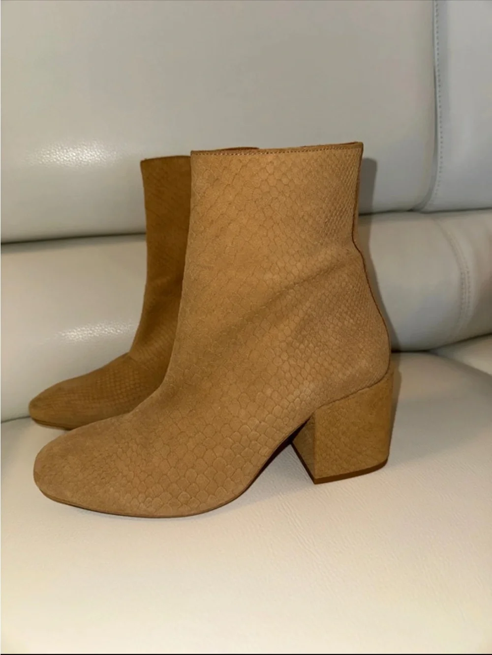 FREE PEOPLE WOMEN’S TAN SUEDE BLOCK HEEL ANKLE BOOTS